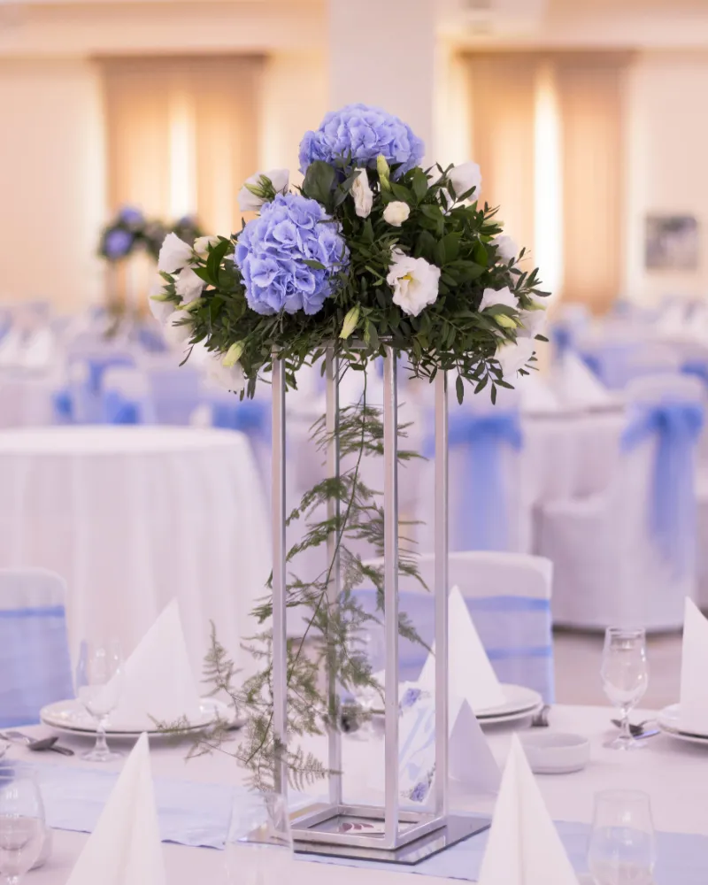 Dekoracija stola plave horzenzije
