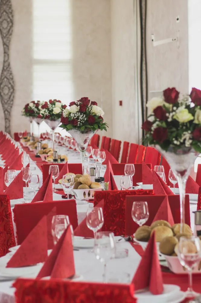 Dekoracija na stolu ruže crvene