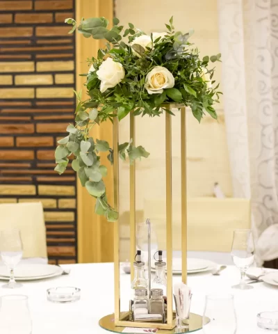 Dekoracija stola bele ruže