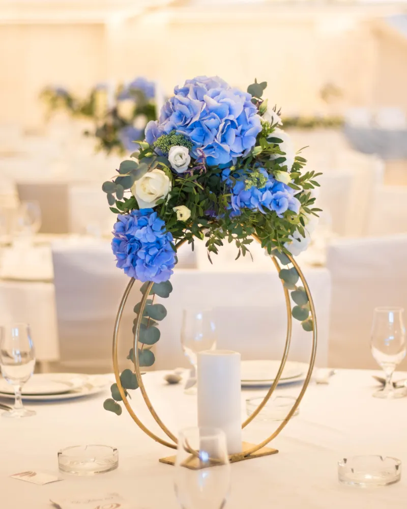 Dekoracija stolova plave hortenzije