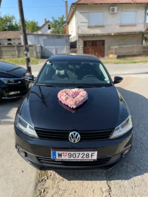 Dekoracija automobila srce od cveca
