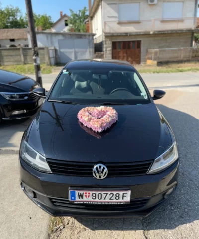 Dekoracija automobila srce od cveca