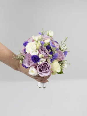 Bidermajer sa ljubičastim ružama, belim lizijantusom, plavom staticom u ruci