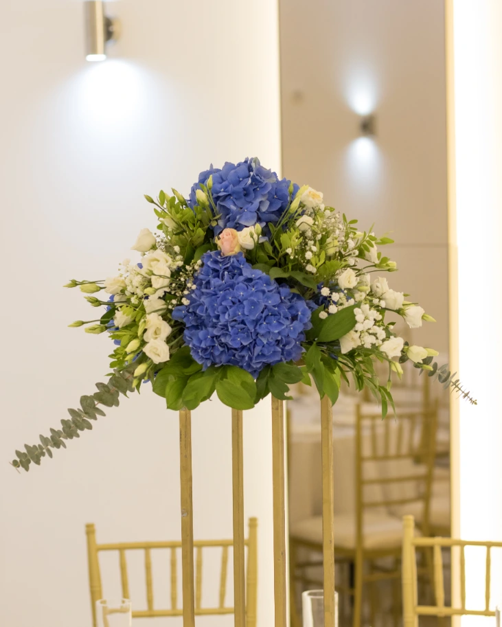 Cvetni aranžman sa plavim hortenzijama, belim lizijantusima i roze ružama