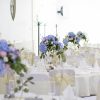 Cvetne ikebane za svadbu sastavljena od plavih hortenzija, roze i belih lizijantusta