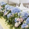 Plave hortenzije, šareni lizijantus na mladenačkom stolu