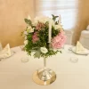 Dekoracija venčanja sa roze i belim cvećem, na svećnjacima