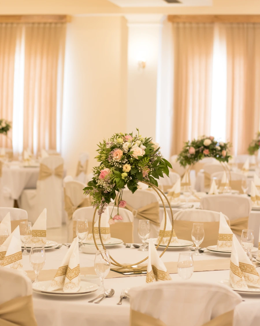Dekoracija stola sa roze i belim cvećem