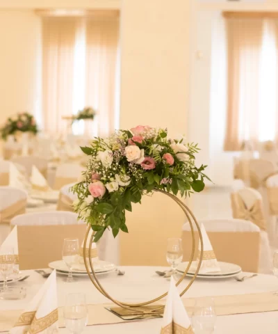 Dekoracija stola sa roze i belim cvećem