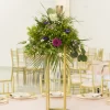 Dekoracija stola sa šarenim cvećem i zelenilom