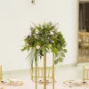 Dekoracija stola sa šarenim cvećem i zelenilom