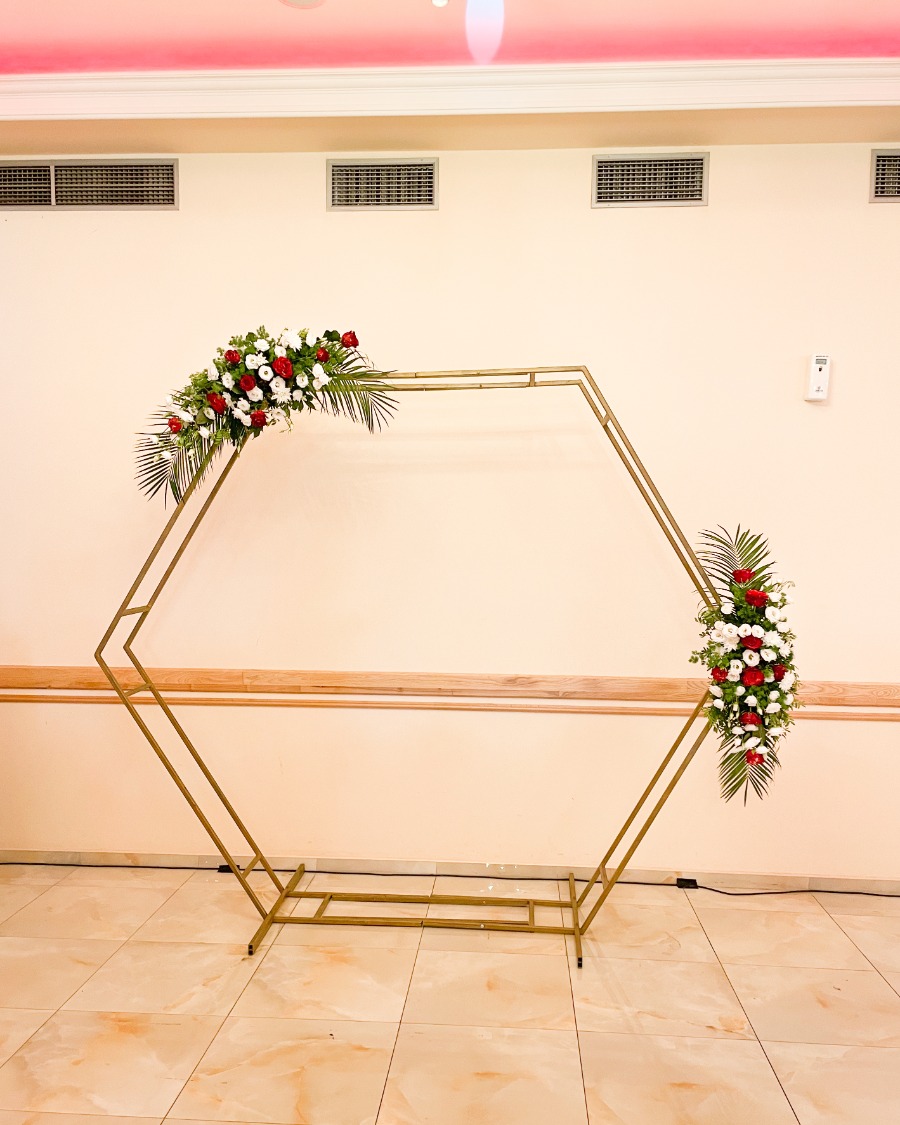 Paravan za slikanje u obliku heksagona sa dva cvetna aranžmana