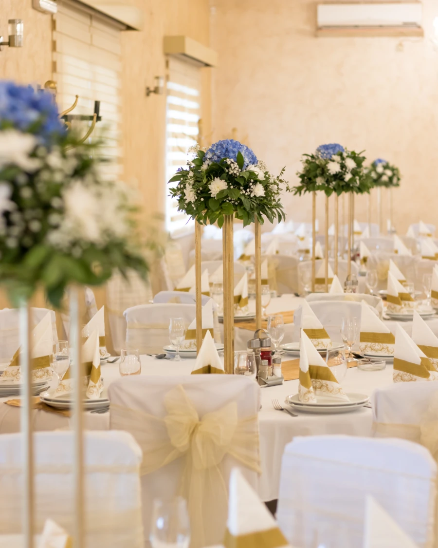 Dekoracija stola za svadbu sa plavim hortenzijama i belim hrizantemama