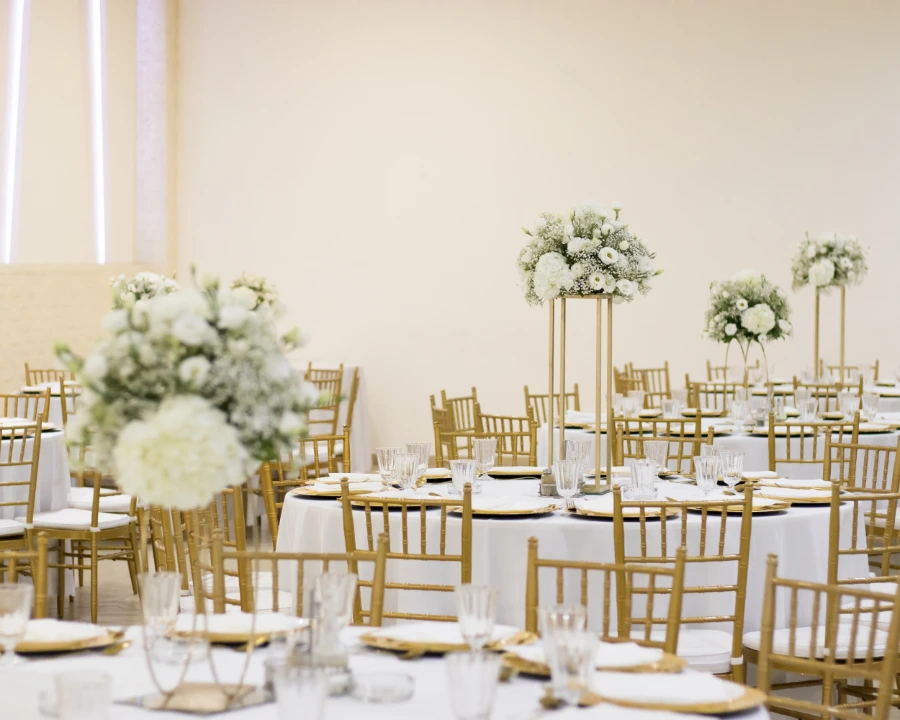 Dekoracija stola sa belim cvećem