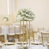 Dekoracija stola sa belim cvećem