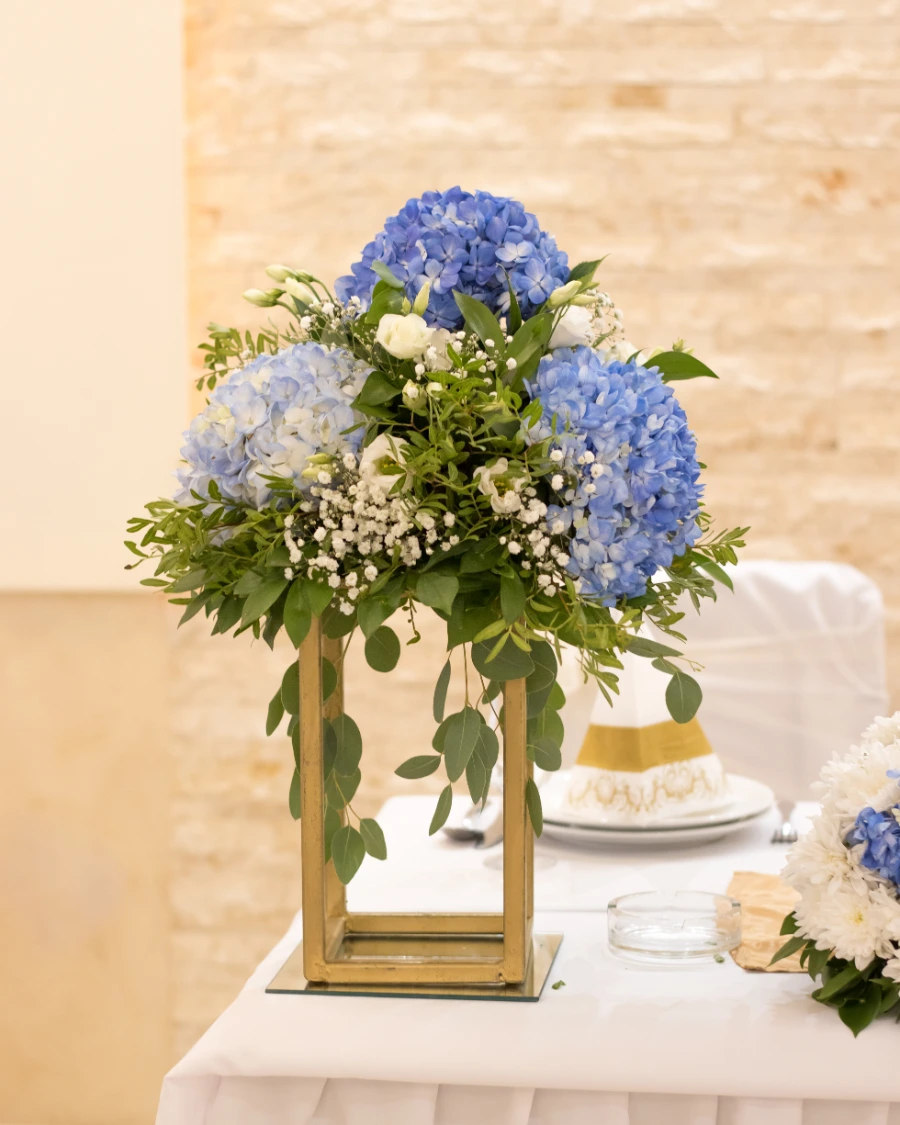 Cvetni aranžman za plavim hortenzijama