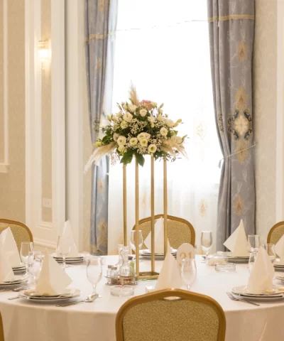 Dekoracija stola za svadbu sačinjena od pampas trave, belih lizijantusa i roze ruža