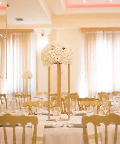 Dekoracija stola za goste od belog cveća