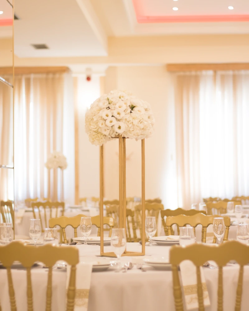 Dekoracija stola za goste od belog cveća