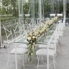 Dekoracija stola sa aranžmanom sačinjenog od kombinacije nešno šarenog cveća i suvog cveća (pampasa i pšenice).