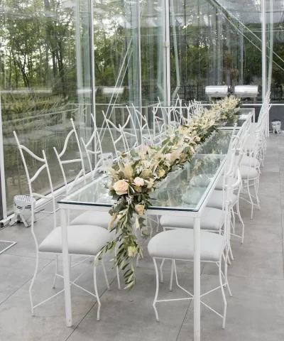 Dekoracija stola sa aranžmanom sačinjenog od kombinacije nešno šarenog cveća i suvog cveća (pampasa i pšenice).